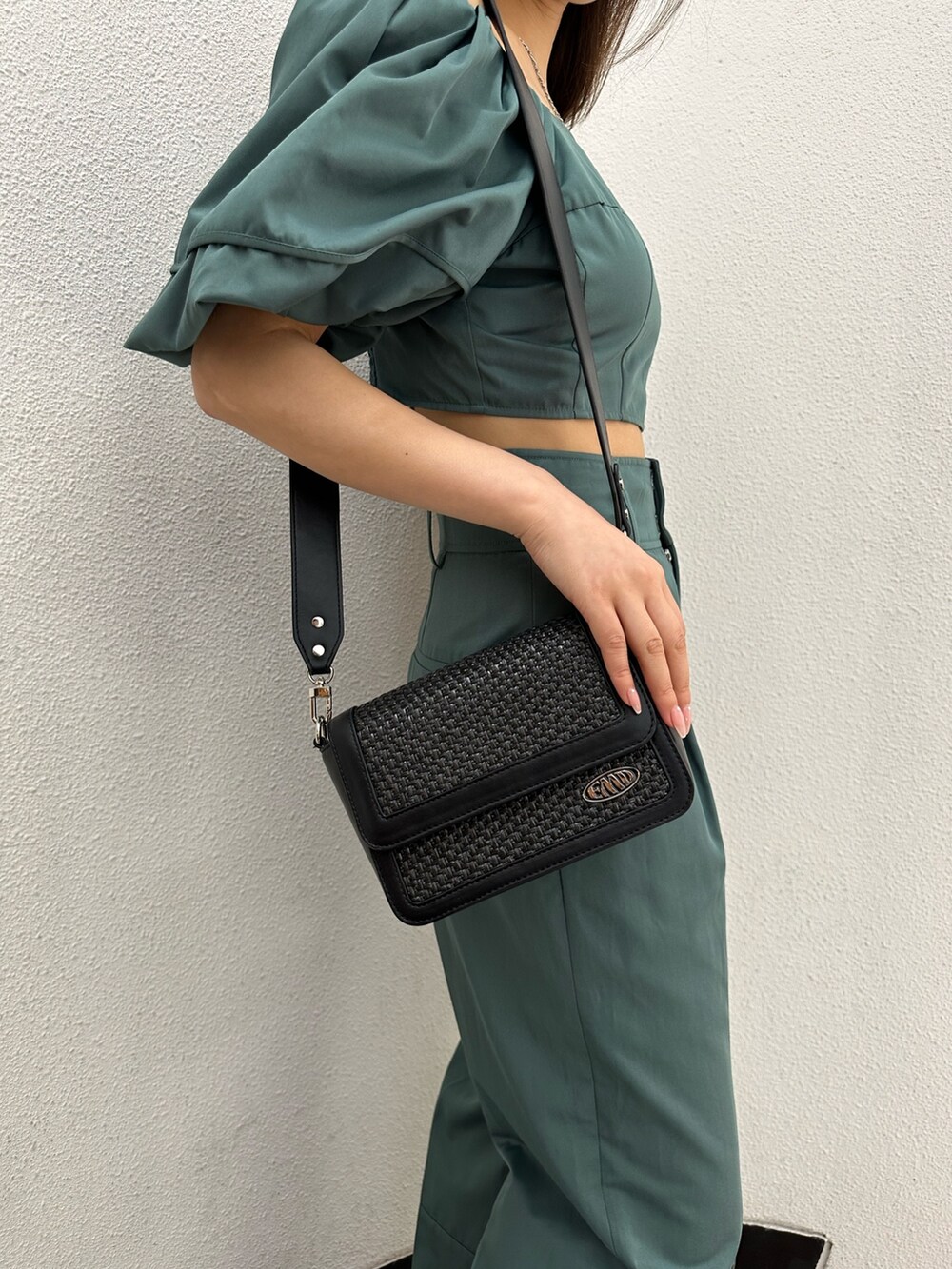 グリーン系のその他パンツ、グリーン系のシャツ/ブラウス、ブラック系のサンダルを着用したレディースの春コーディネートの8枚目の写真