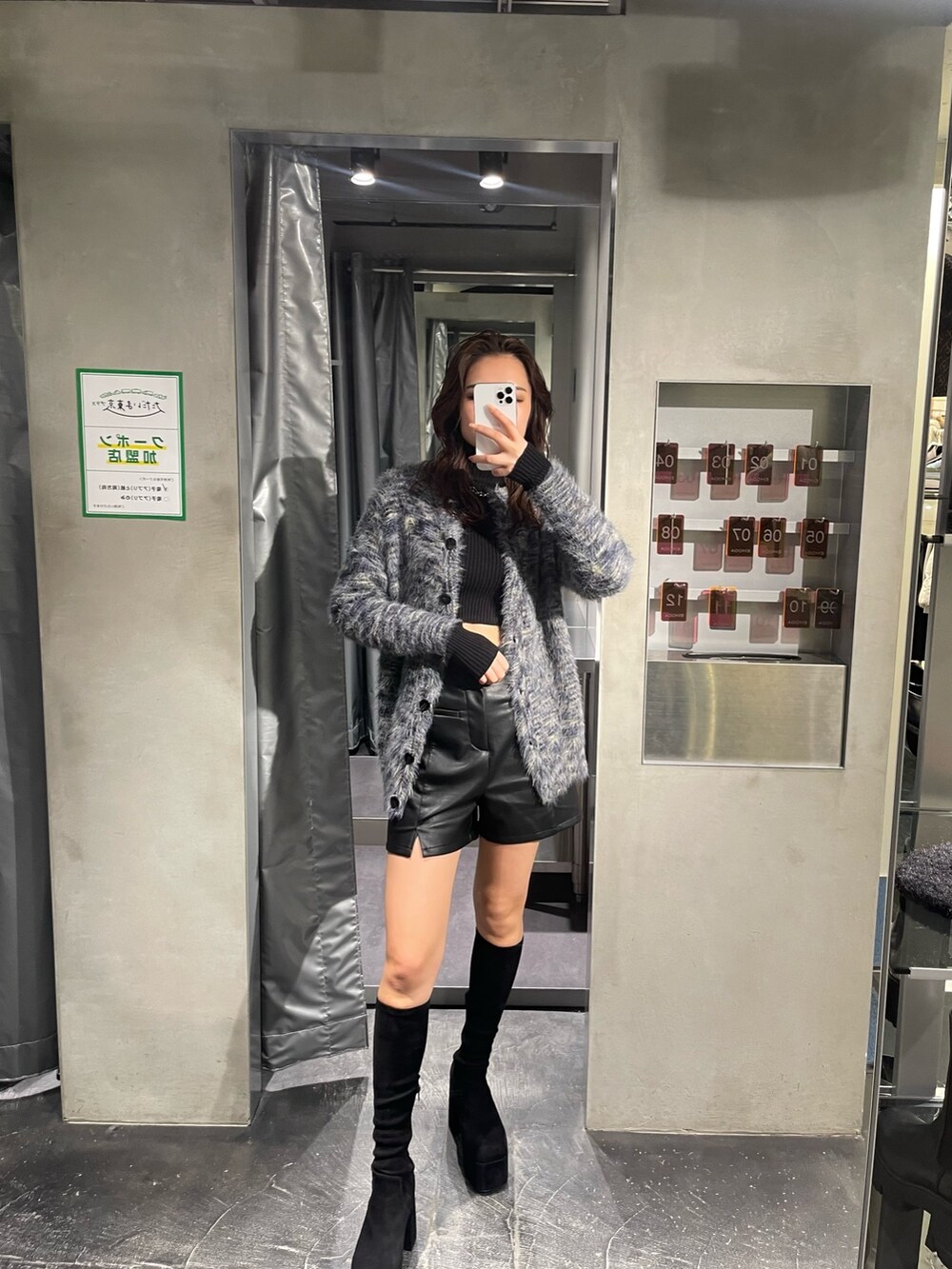 その他のカーディガン/ボレロ、ブラック系のニット/セーター、その他のその他パンツを着用したレディースの冬コーディネートの2枚目の写真