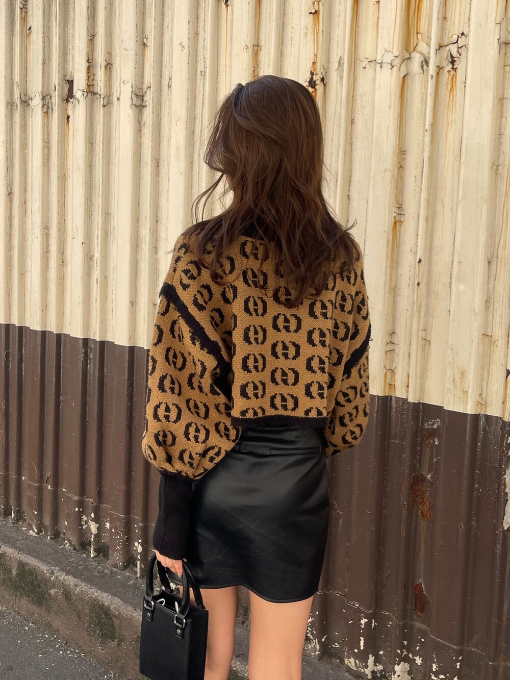 その他のニット/セーター、その他のスカート、ブラック系のハンドバッグを着用したレディースの秋コーディネートの6枚目の写真