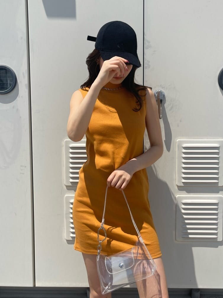 ブラック系のサンダル、オレンジ系のワンピース、その他のハンドバッグを着用したレディースの春コーディネートの4枚目の写真