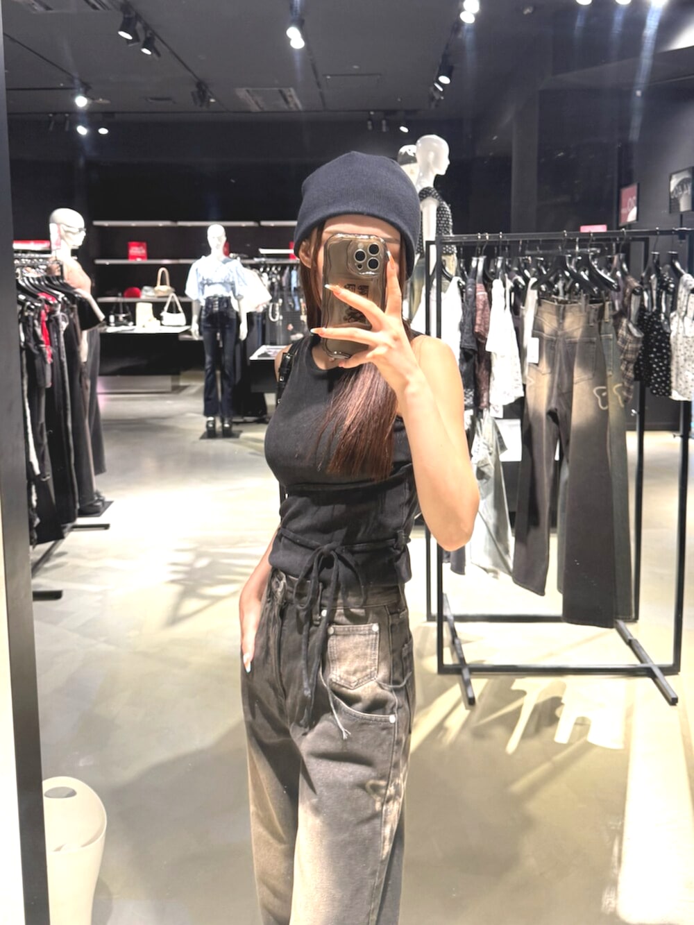 ブラック系のデニムパンツ、ブラック系のTシャツ/カットソー、グレー系のスニーカーを着用したレディースの夏コーディネートの5枚目の写真