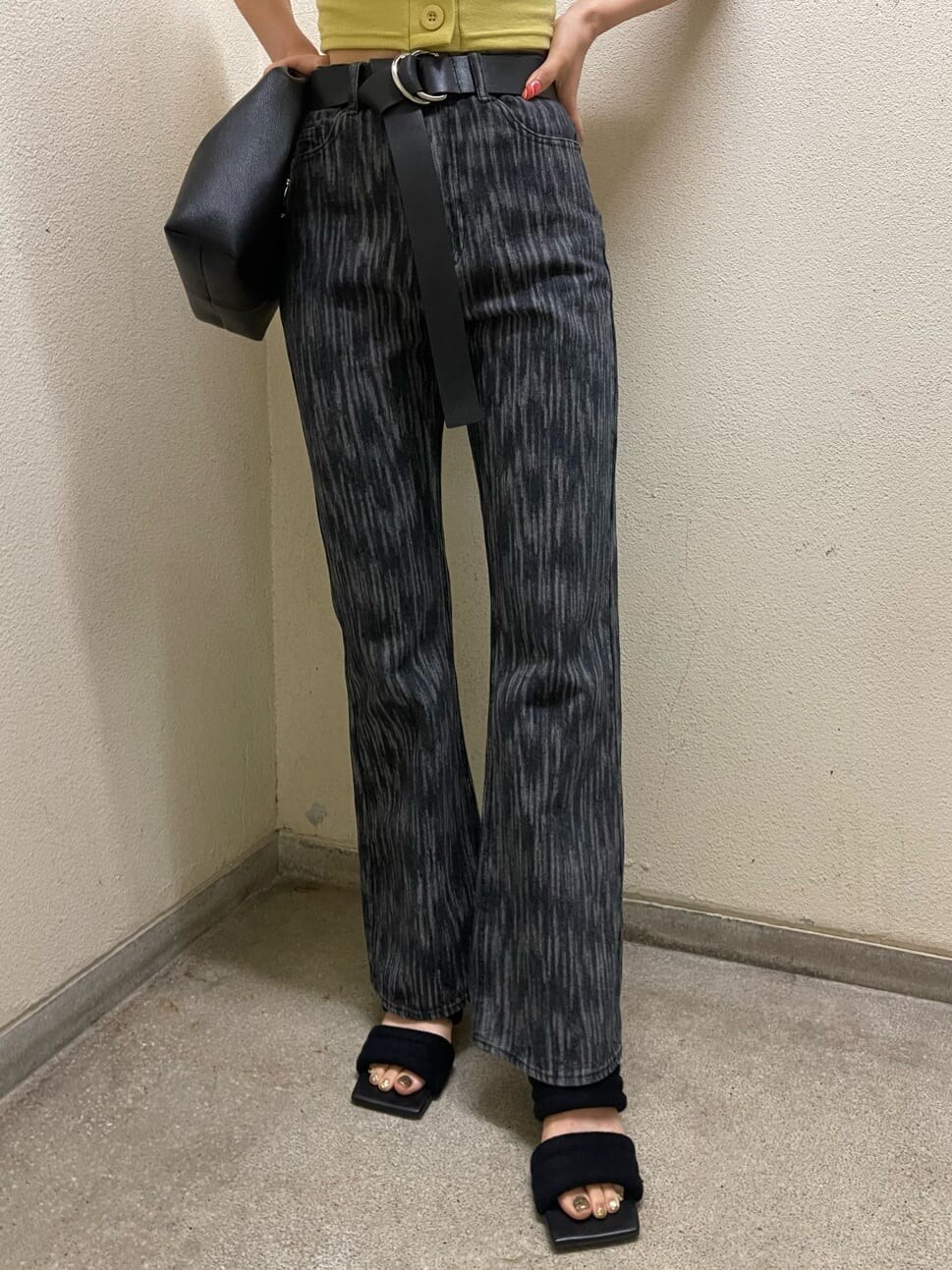 ブラック系のデニムパンツ、イエロー系のTシャツ/カットソー、ブラック系のサンダルを着用したレディースの夏コーディネートの9枚目の写真