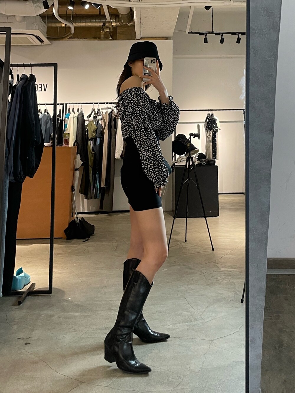 ブラック系のスカート、ブラック系のブーツ、その他のシャツ/ブラウスを着用したレディースの春コーディネートの2枚目の写真