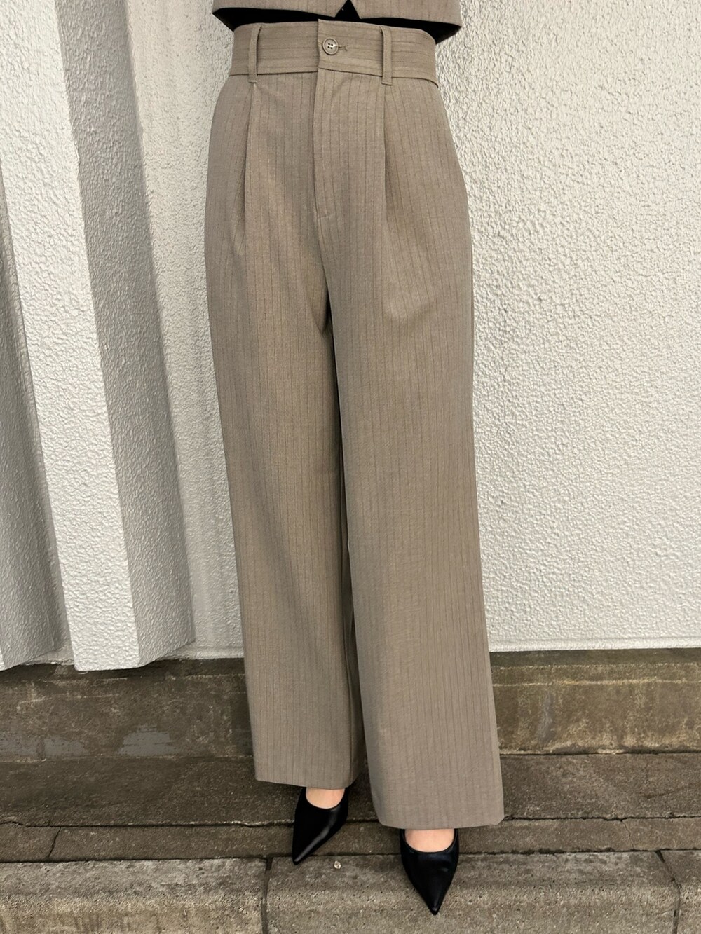 その他のベスト、その他のその他パンツ、ブラック系のパンプスを着用したレディースの春コーディネートの7枚目の写真