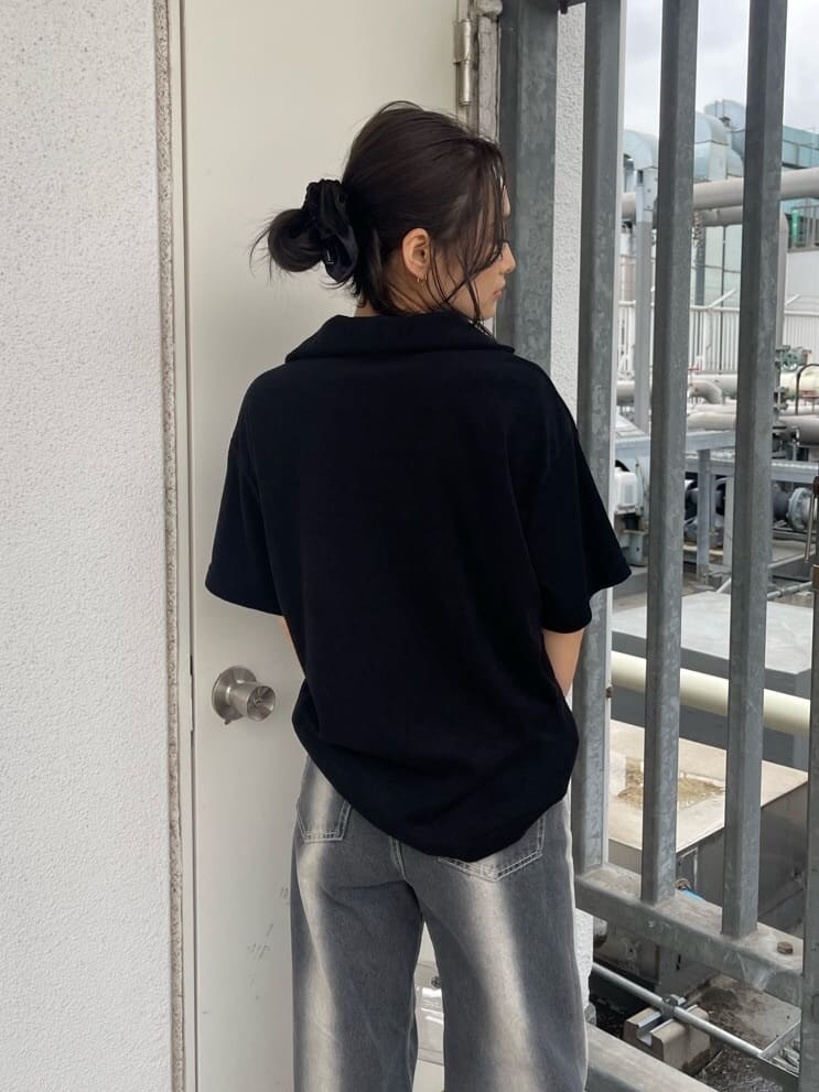 ブラック系のサンダル、ブラック系のデニムパンツ、その他のハンドバッグを着用したレディースの春コーディネートの5枚目の写真