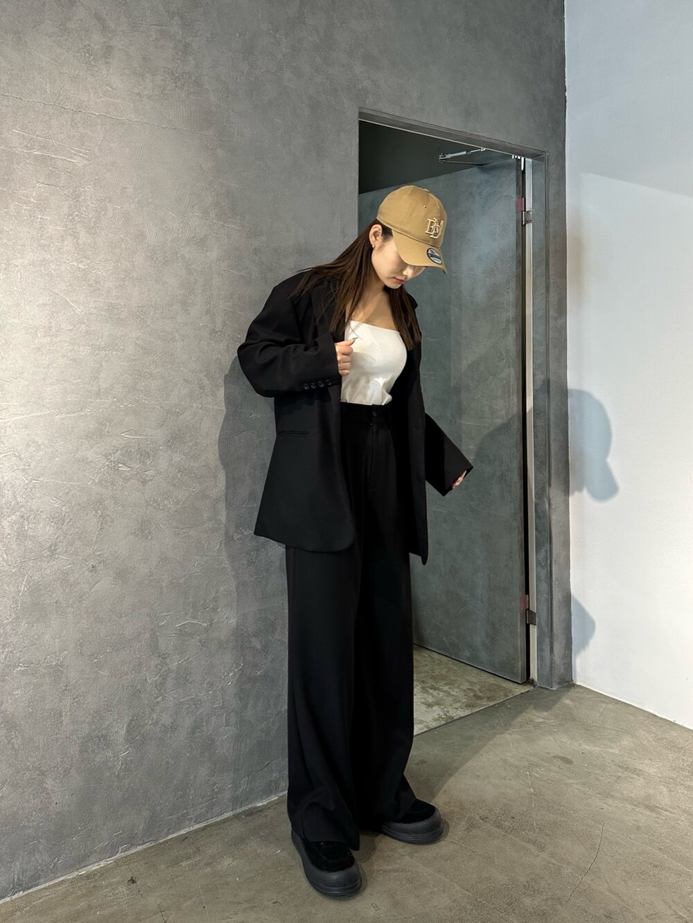 ブラック系のその他パンツ、ブラック系のテーラードジャケット、ブラック系のスニーカーを着用したレディースの冬コーディネートの3枚目の写真