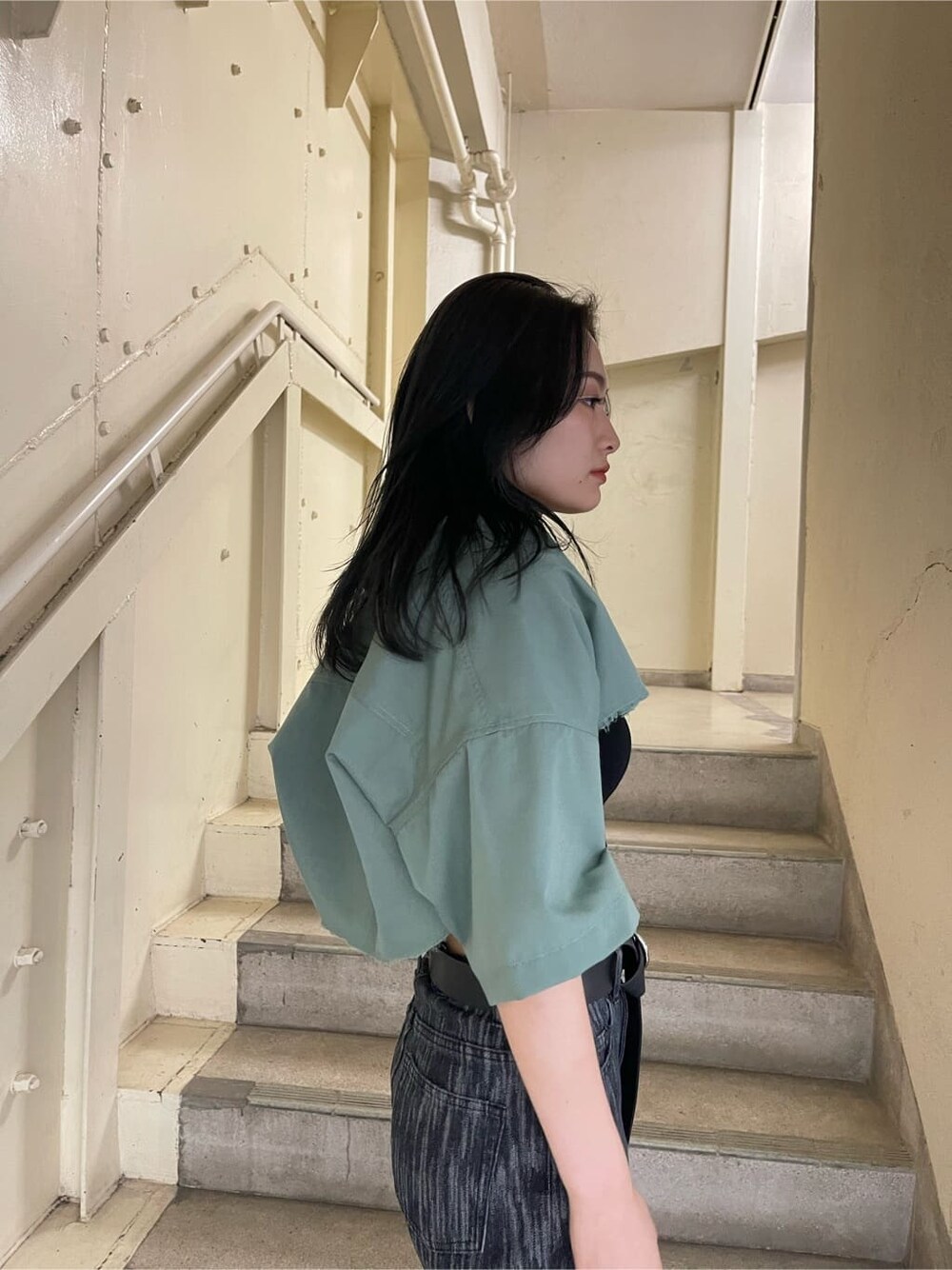 ブルー系のシャツ/ブラウス、ブラック系のデニムパンツ、ブラック系のサンダルを着用したレディースの夏コーディネートの7枚目の写真