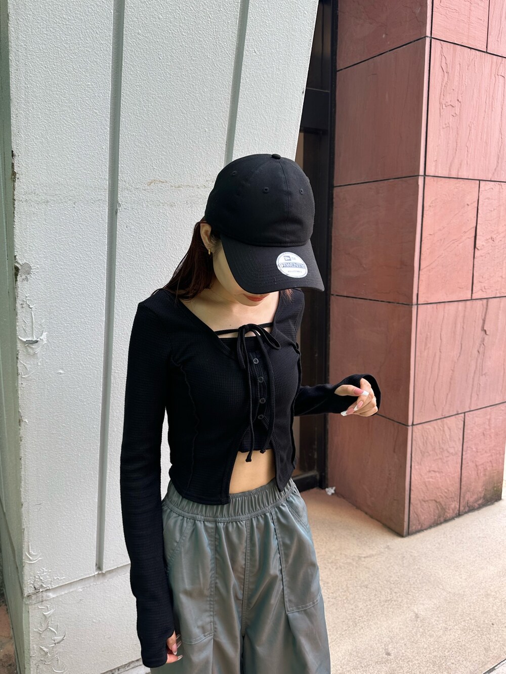 グリーン系のその他パンツ、ブラック系のTシャツ/カットソー、ブラック系のサンダルを着用したレディースの春コーディネートの5枚目の写真