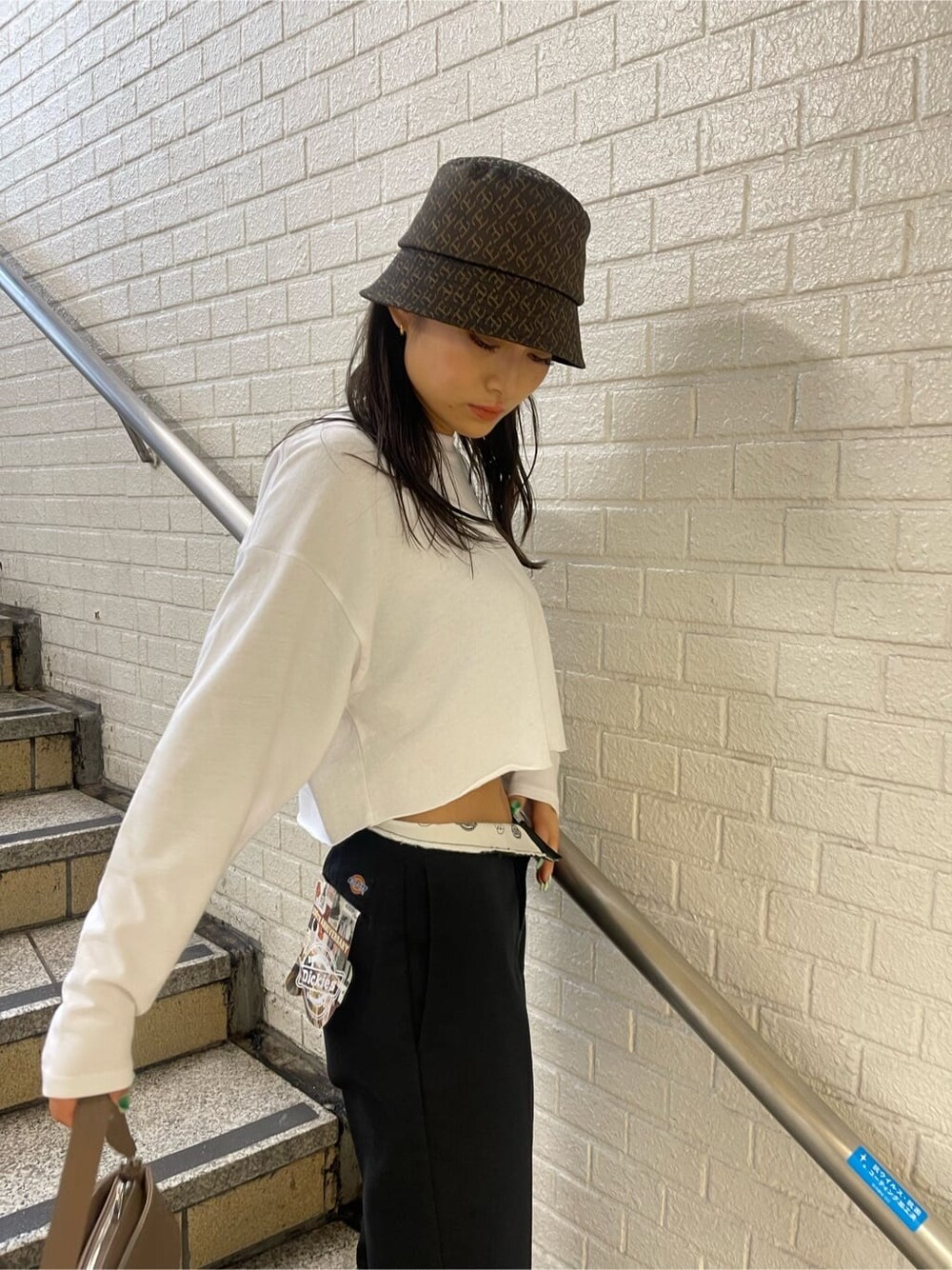 ブラック系のローファー、ブラック系のローファー、ブラウン系のハンドバッグを着用したレディースの秋コーディネートの5枚目の写真