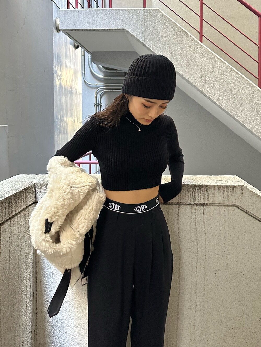 ブラック系のその他パンツ、ブラック系のブーツ、ブラック系のムートンコートを着用したレディースの秋コーディネートの6枚目の写真
