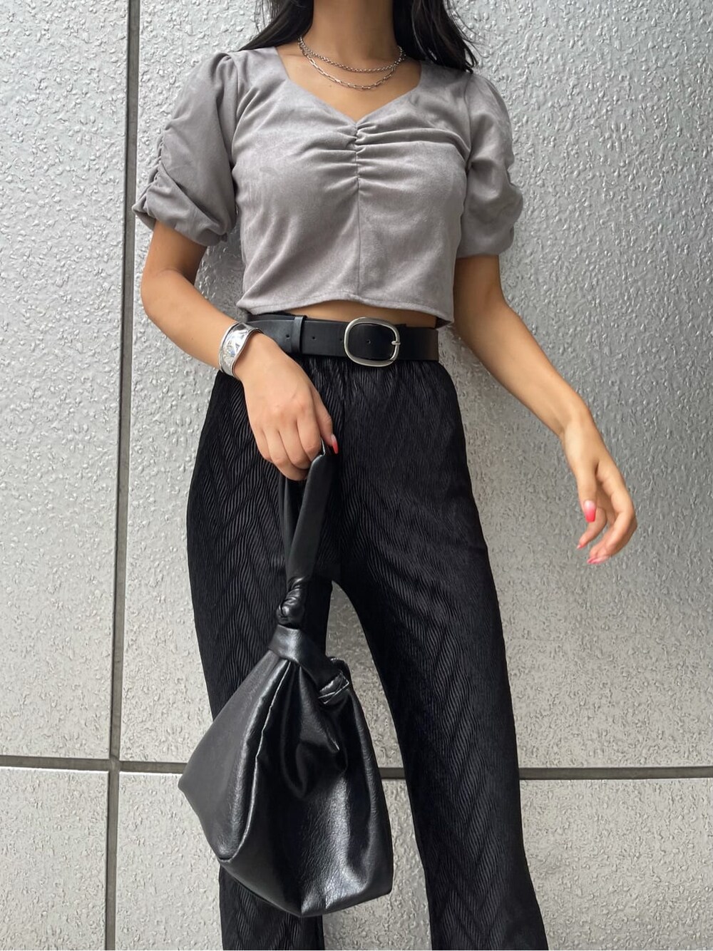 ブラック系のハンドバッグ、ブラック系のその他パンツ、ブラック系のサンダルを着用したレディースの夏コーディネートの2枚目の写真