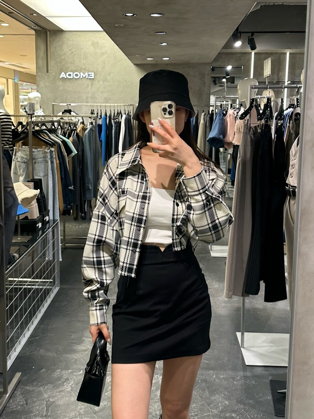 ホワイト系のキャミソール、ブラック系のハンドバッグ、その他のシャツ/ブラウスを着用したレディースの春コーディネートの3枚目の写真