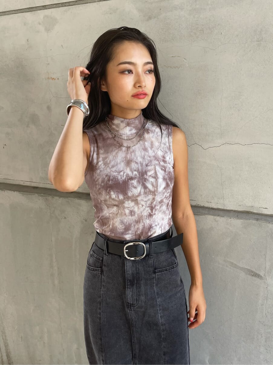 ブラック系のデニムスカート、その他のTシャツ/カットソー、ブラック系のサンダルを着用したレディースの夏コーディネートの5枚目の写真