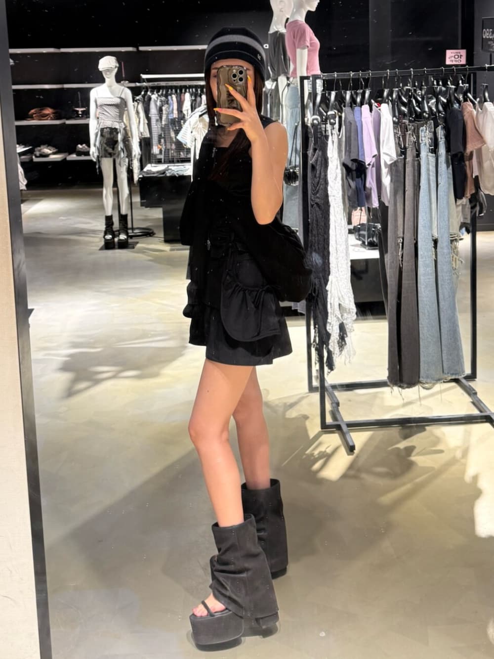 ブラック系のスカート、ブラック系のサンダル、ブラック系のTシャツ/カットソーを着用したレディースの夏コーディネートの2枚目の写真