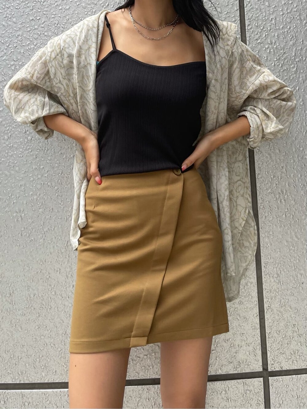 イエロー系のスカート、その他のシャツ/ブラウス、ブラック系のサンダルを着用したレディースの夏コーディネートの4枚目の写真