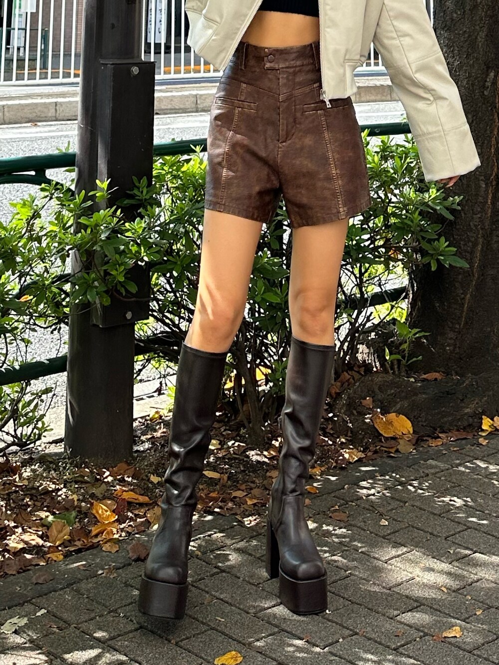 ブラウン系のその他パンツ、ホワイト系のブルゾン、ブラック系のニット/セーターを着用したレディースの秋コーディネートの7枚目の写真