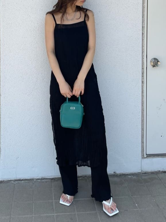 ブラック系のキャミソール、ブルー系のショルダーバッグ、ブラック系のその他パンツを着用したレディースの春コーディネートの2枚目の写真