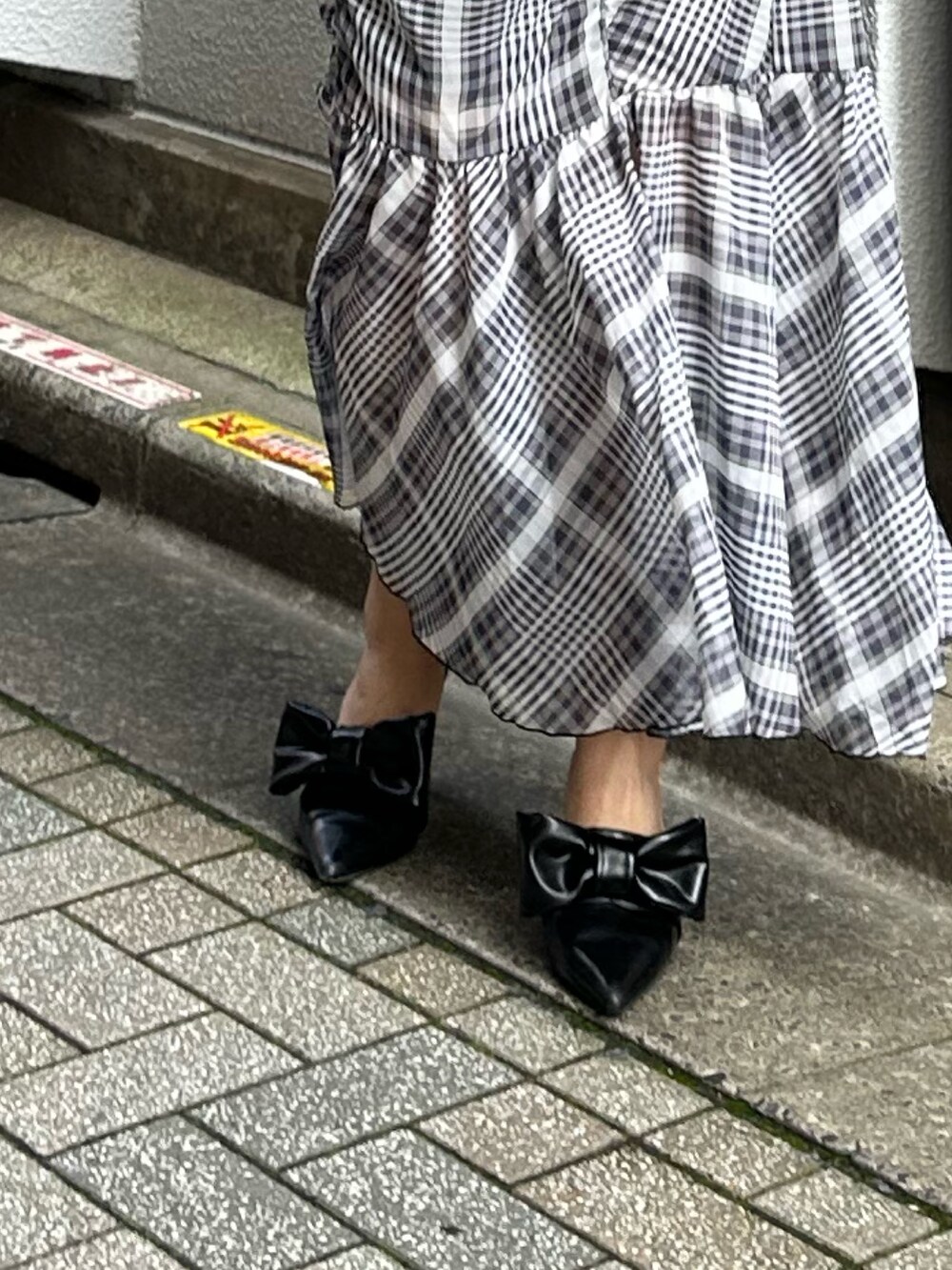 ブラック系のTシャツ/カットソー、ブラック系のパンプス、ブラック系のスカートを着用したレディースの秋コーディネートの7枚目の写真