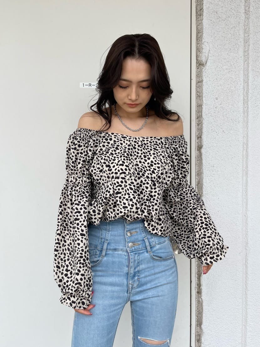 ブラック系のサンダル、その他のシャツ/ブラウス、ブルー系のデニムパンツを着用したレディースの春コーディネートの6枚目の写真