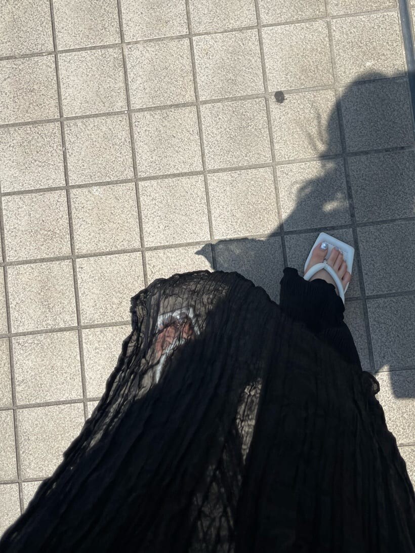 ブラック系のキャミソール、ブルー系のショルダーバッグ、ブラック系のその他パンツを着用したレディースの春コーディネートの7枚目の写真