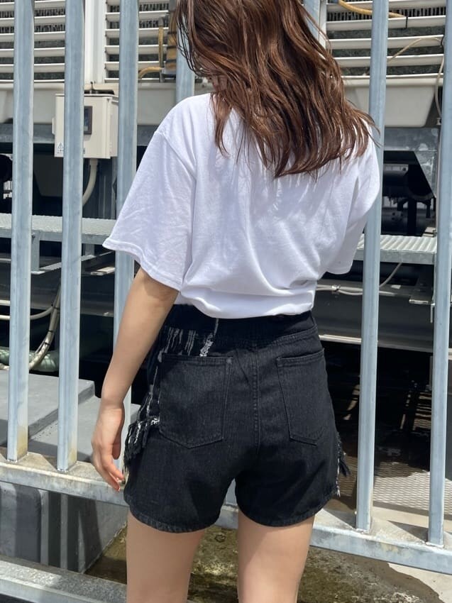 ブラック系のサンダル、ブラック系のデニムパンツ、ホワイト系のTシャツ/カットソーを着用したレディースの春コーディネートの6枚目の写真