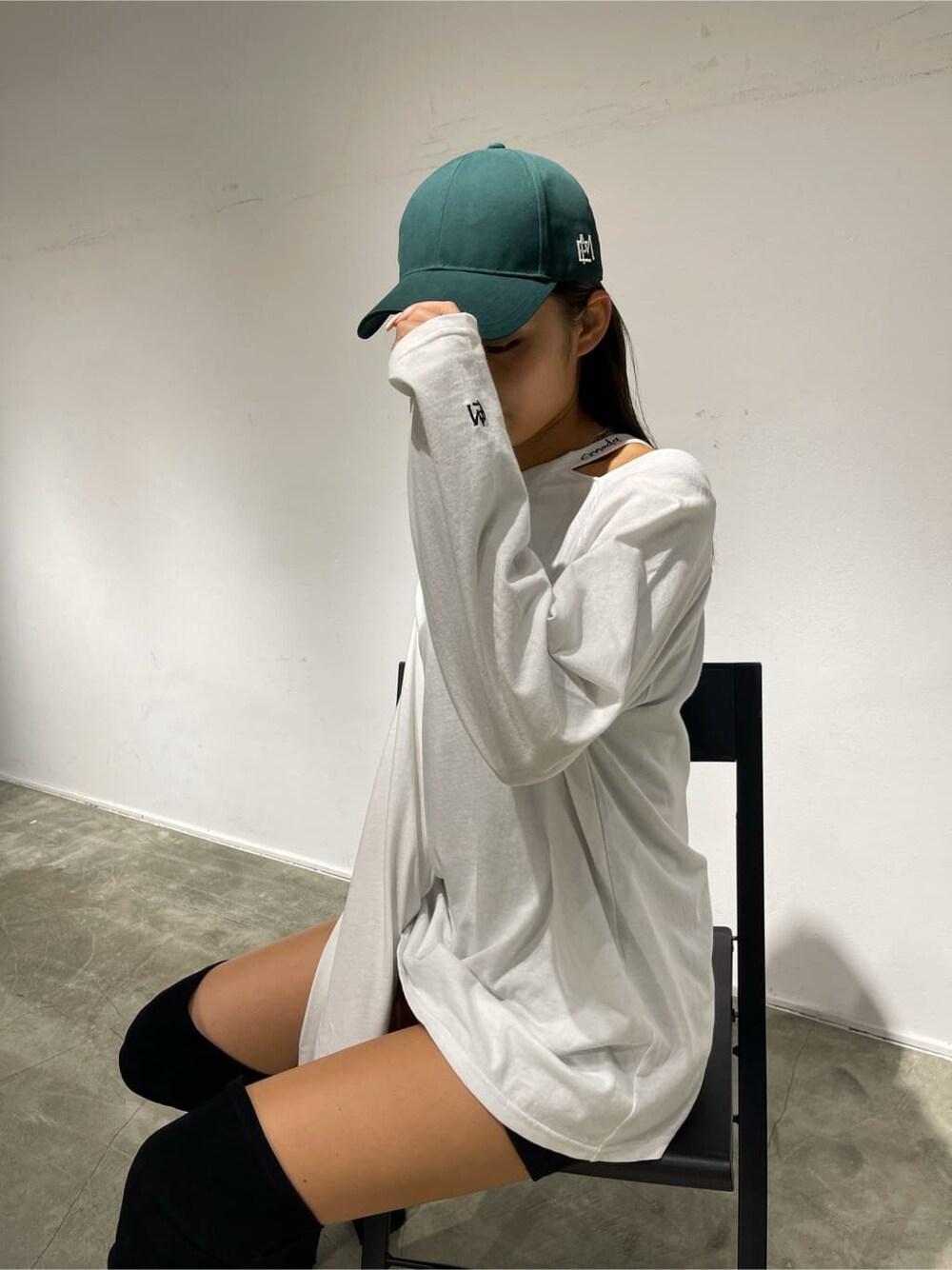 ブラック系のスカート、ブラック系のブーツを着用したレディースの夏コーディネートの3枚目の写真