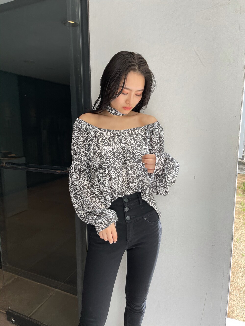 ブラック系のデニムパンツ、ブラック系のサンダル、その他のシャツ/ブラウスを着用したレディースの春コーディネートの2枚目の写真