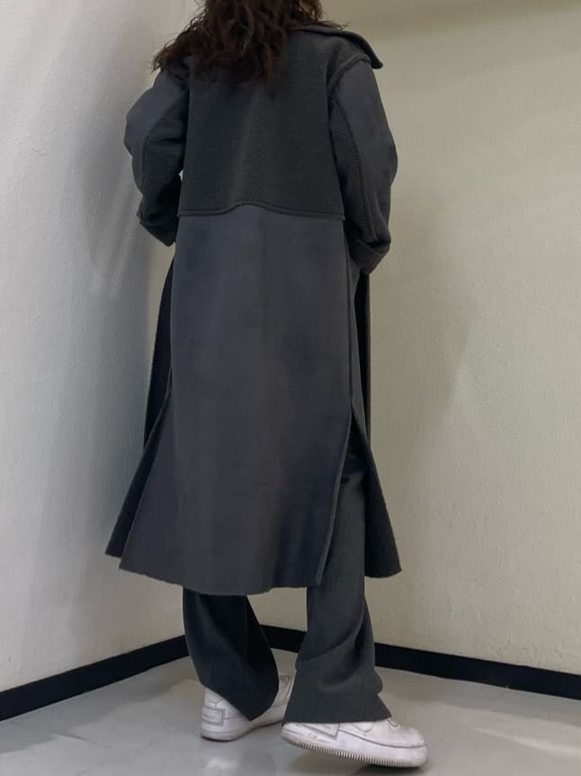 グレー系のムートンコート、ホワイト系のTシャツ/カットソー、グレー系のその他パンツを着用したレディースの冬コーディネートの4枚目の写真