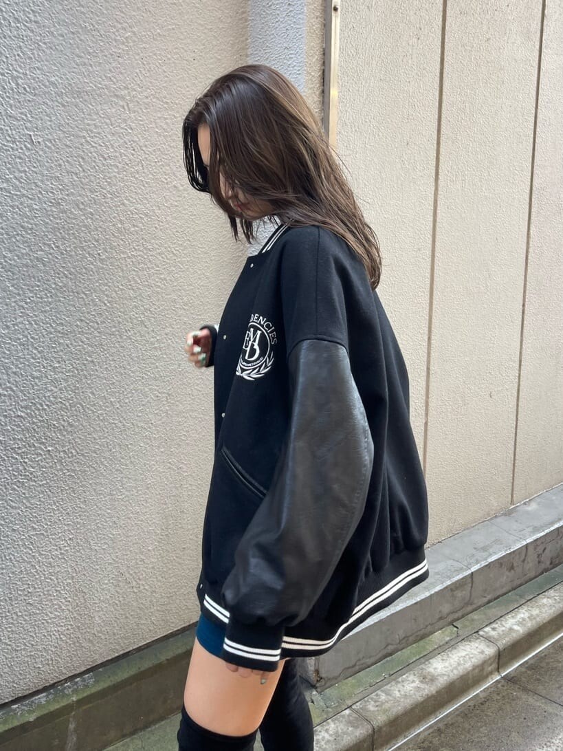 ブラック系のブーツ、ブルー系のスカート、ブラック系のブルゾンを着用したレディースの秋コーディネートの5枚目の写真