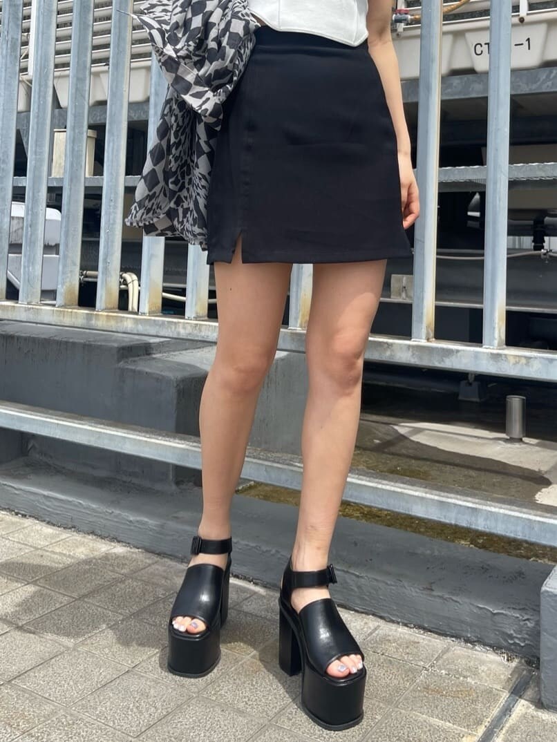 その他のシャツ/ブラウス、ブラック系のスカート、ブラック系のサンダルを着用したレディースの春コーディネートの7枚目の写真