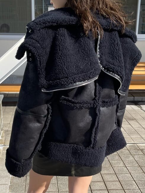 その他のブーツ、ブラック系のニット/セーター、ブラック系のスカートを着用したレディースの冬コーディネートの6枚目の写真