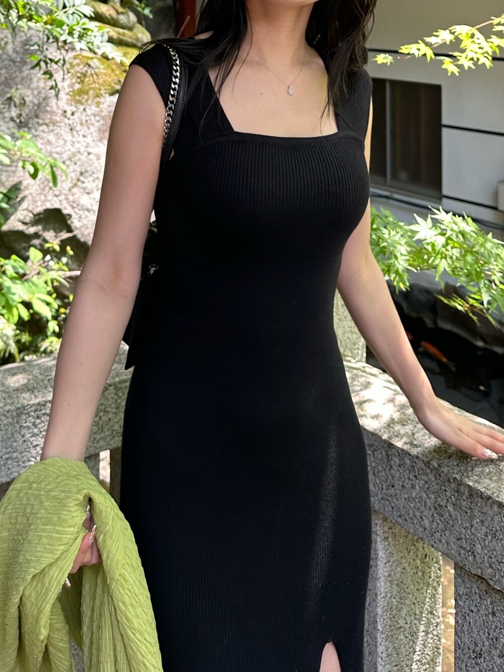 ブラック系のワンピースを着用したレディースの夏コーディネートの5枚目の写真