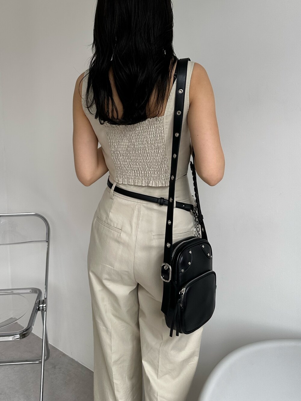 ホワイト系のその他パンツ、ホワイト系のキャミソール、ブラック系のショルダーバッグを着用したレディースの夏コーディネートの7枚目の写真