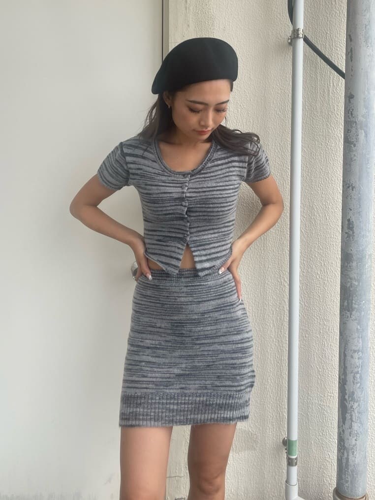 ブラック系のブーツ、ブラック系のスカート、ブラック系のニット/セーターを着用したレディースの夏コーディネートの3枚目の写真