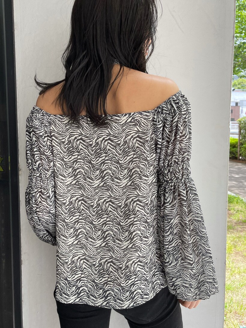 ブラック系のデニムパンツ、ブラック系のサンダル、その他のシャツ/ブラウスを着用したレディースの春コーディネートの4枚目の写真