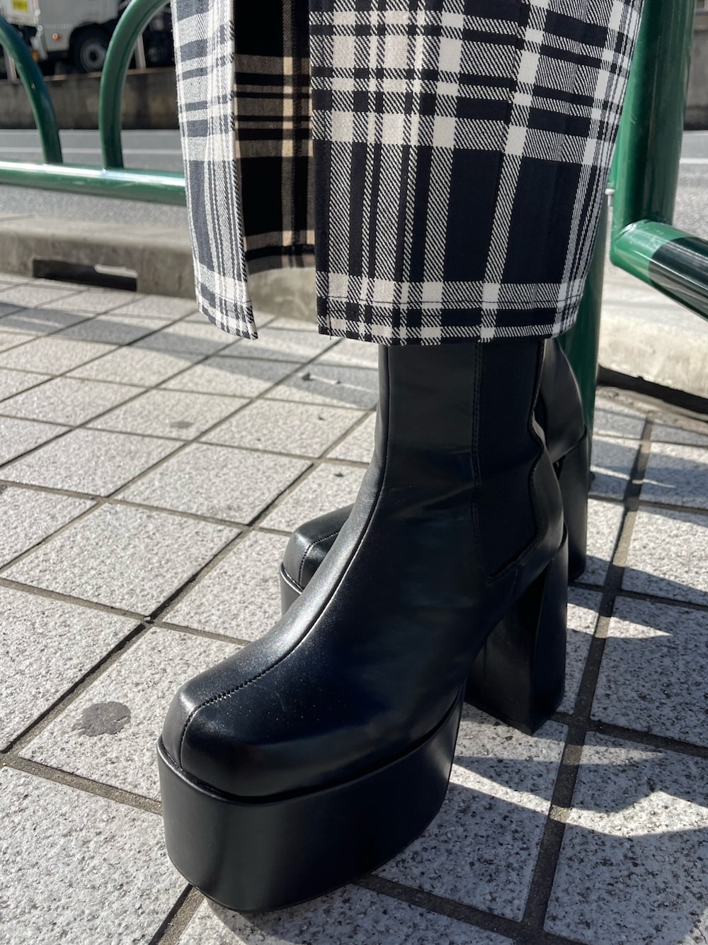 その他のスカート、ブラック系のスウェット、ブルー系のハンドバッグを着用したレディースの冬コーディネートの7枚目の写真