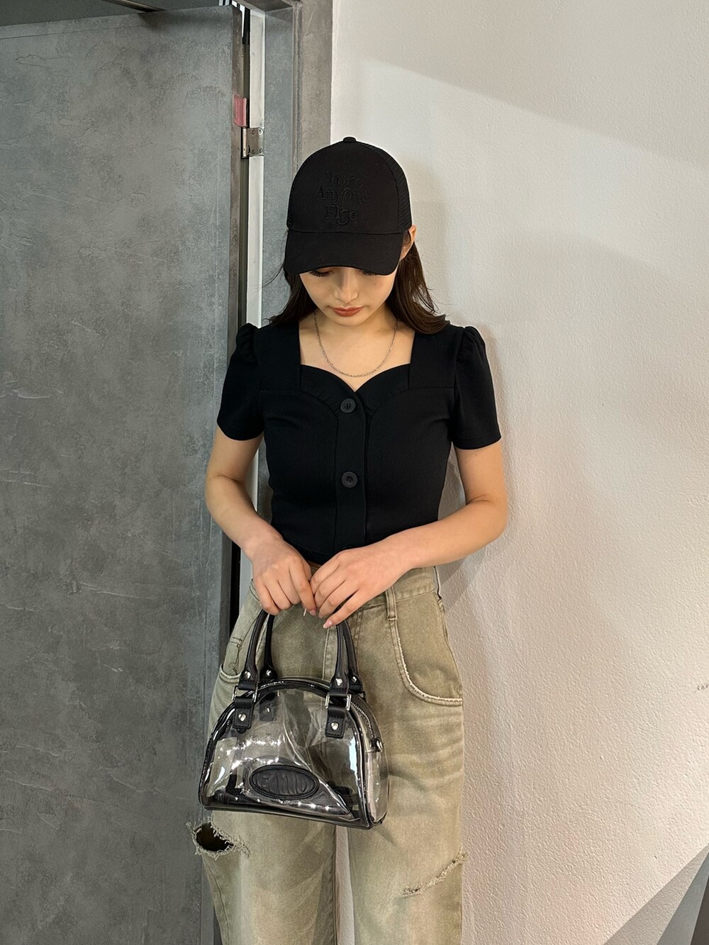 ベージュ系のデニムパンツ、その他のハンドバッグ、ブラック系のTシャツ/カットソーを着用したレディースの春コーディネートの3枚目の写真