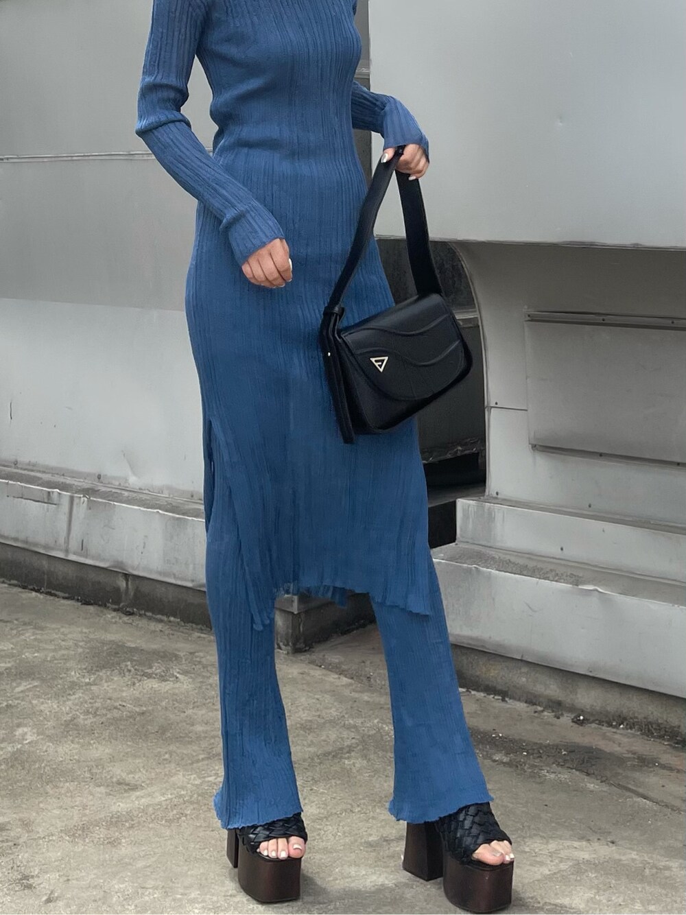 ブラック系のサンダル、ブルー系のその他パンツ、ブラック系のショルダーバッグを着用したレディースの春コーディネートの3枚目の写真