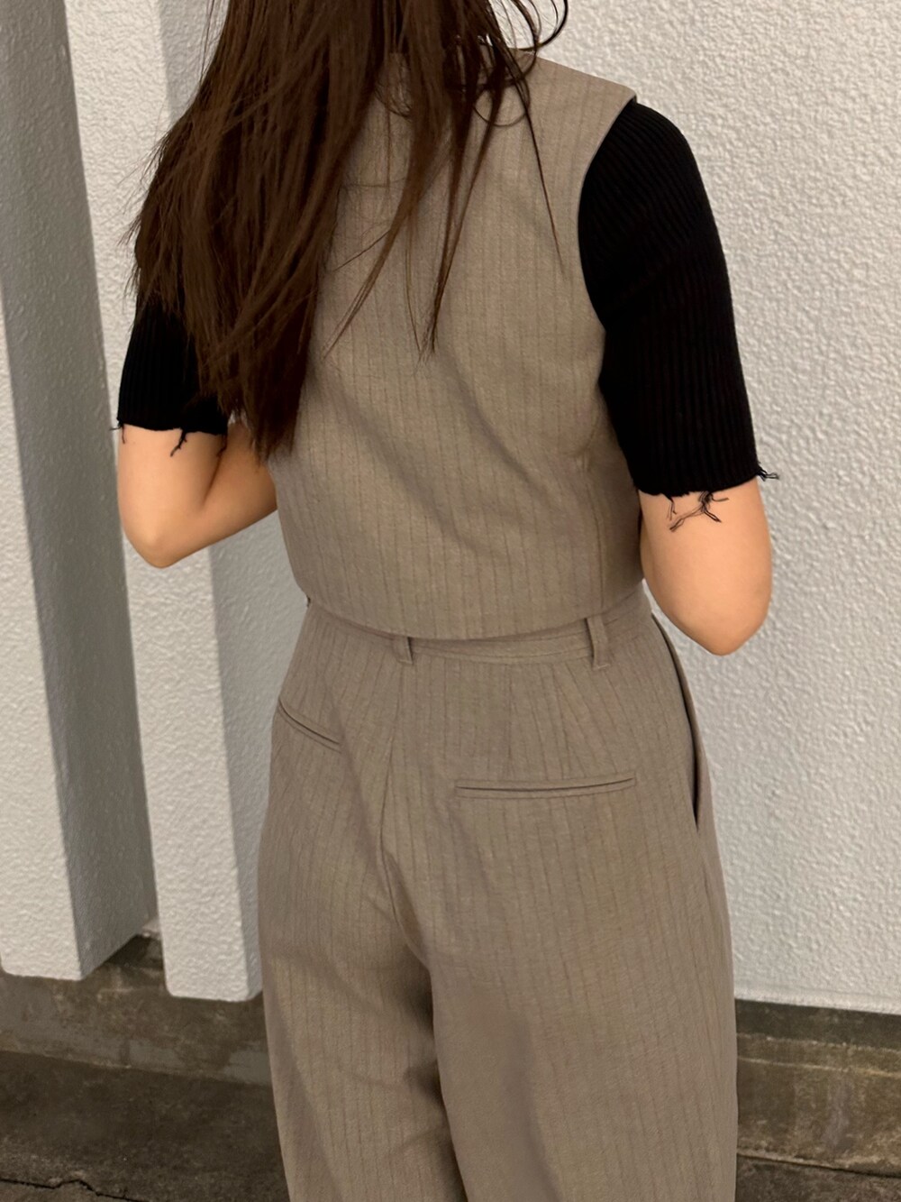 その他のベスト、その他のその他パンツ、ブラック系のパンプスを着用したレディースの春コーディネートの6枚目の写真