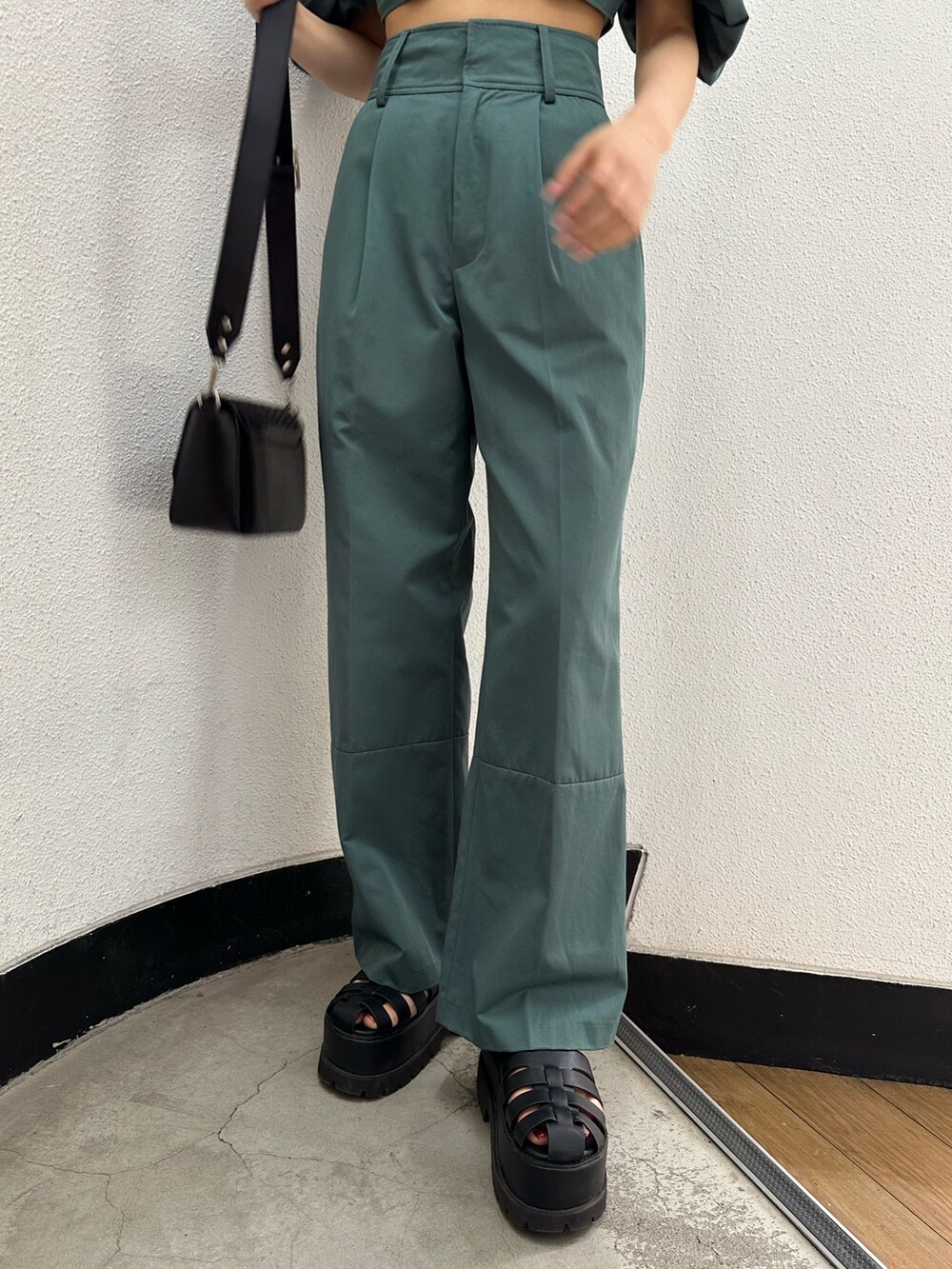 グリーン系のその他パンツ、グリーン系のシャツ/ブラウス、ブラック系のサンダルを着用したレディースの春コーディネートの9枚目の写真