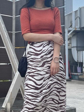 その他のスカート、ブラック系のハンドバッグ、ブラック系のサンダルを着用したレディースの夏コーディネートの4枚目の写真