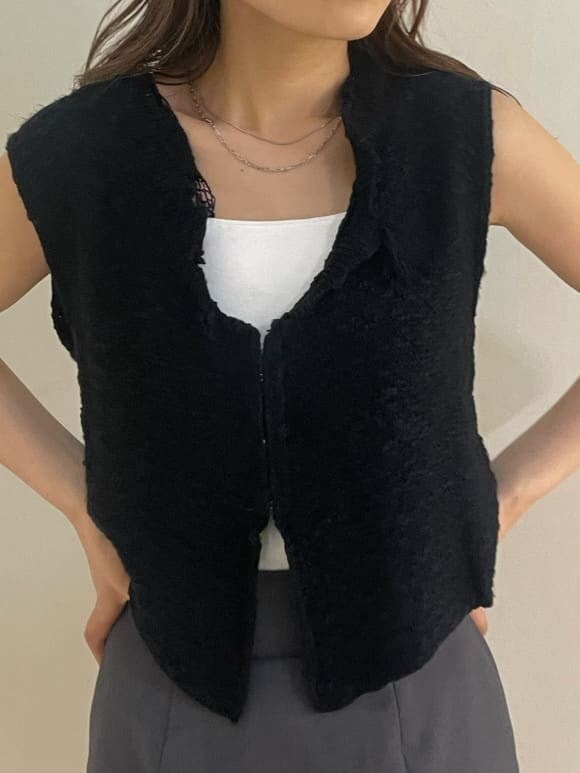 イエロー系のタンクトップ、ブラック系のスニーカー、ブラック系のハンドバッグを着用したレディースの春コーディネートの4枚目の写真