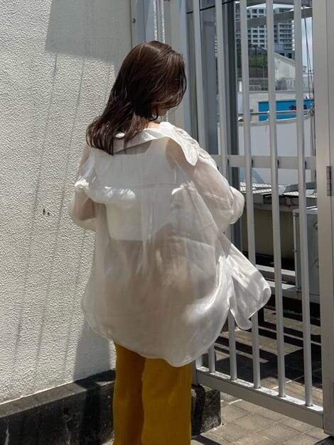 ホワイト系のタンクトップ、ホワイト系のシャツ/ブラウス、イエロー系のその他パンツを着用したレディースの春コーディネートの5枚目の写真