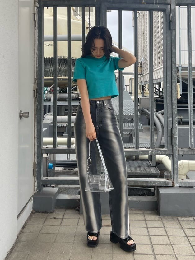 ブラック系のサンダル、ブルー系のTシャツ/カットソー、ブラック系のデニムパンツを着用したレディースの春コーディネートの3枚目の写真