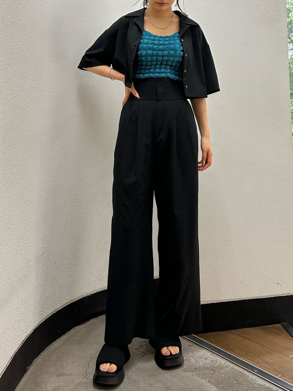 ブラック系のサンダル、ブルー系のタンクトップ、ブラック系のその他パンツを着用したレディースの夏コーディネートの3枚目の写真