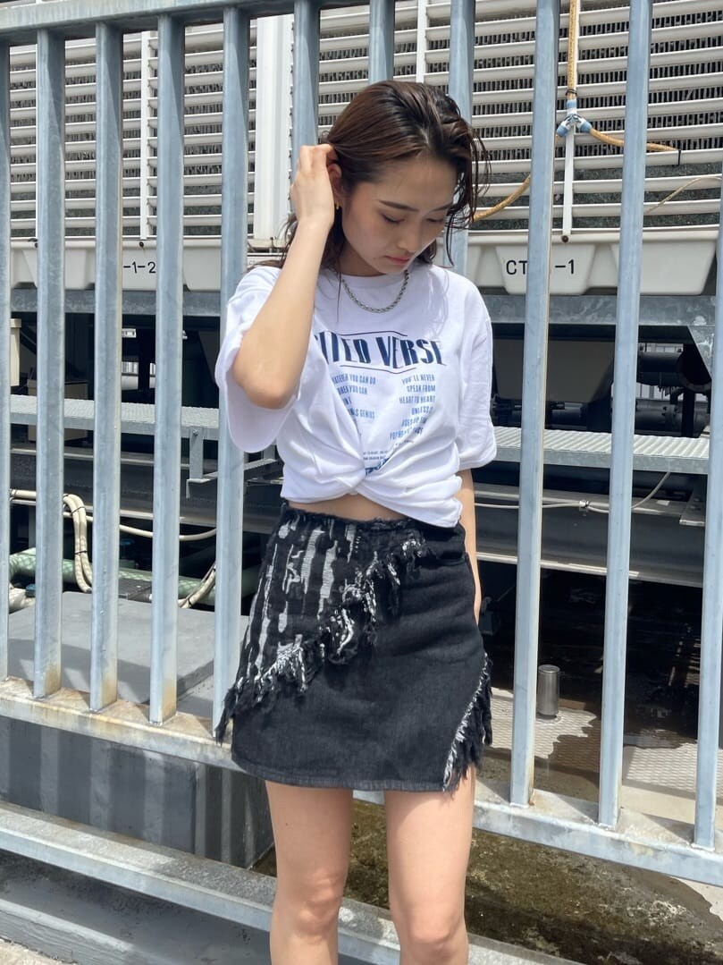 ブラック系のサンダル、ブラック系のデニムパンツ、ホワイト系のTシャツ/カットソーを着用したレディースの春コーディネートの3枚目の写真