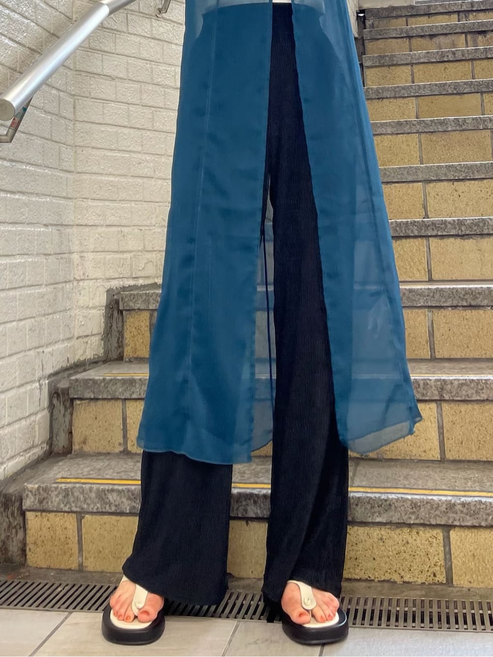 ホワイト系のサンダル、ブルー系のシャツ/ブラウス、ホワイト系のタンクトップを着用したレディースの夏コーディネートの4枚目の写真