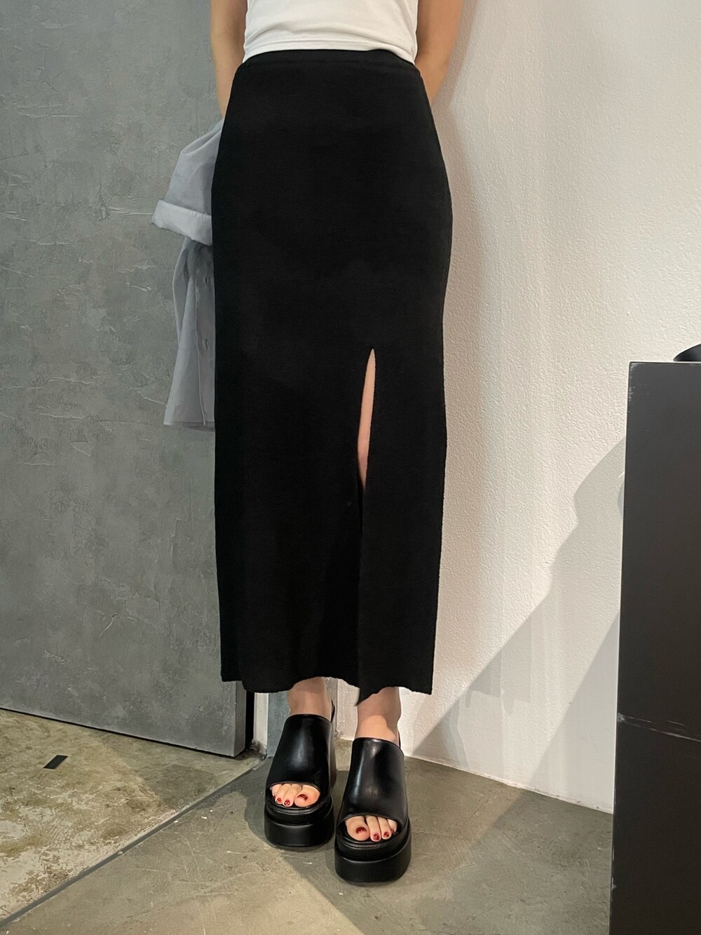 ホワイト系のキャミソール、グレー系のシャツ/ブラウス、その他のハンドバッグを着用したレディースの春コーディネートの7枚目の写真