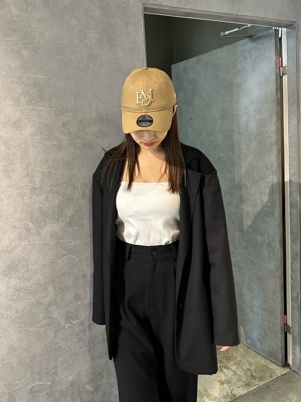 ブラック系のその他パンツ、ブラック系のテーラードジャケット、ブラック系のスニーカーを着用したレディースの冬コーディネートの8枚目の写真