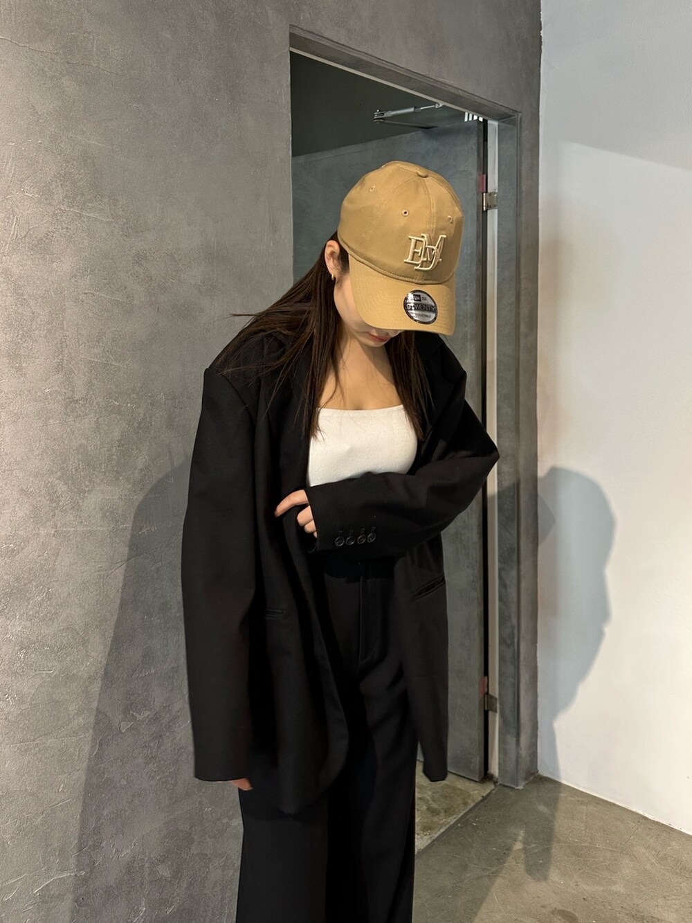ブラック系のその他パンツ、ブラック系のテーラードジャケット、ブラック系のスニーカーを着用したレディースの冬コーディネートの6枚目の写真